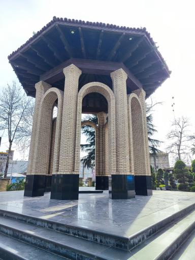 عکس آرامگاه دکتر محمد معین