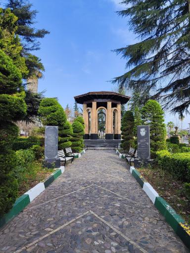 عکس آرامگاه دکتر محمد معین