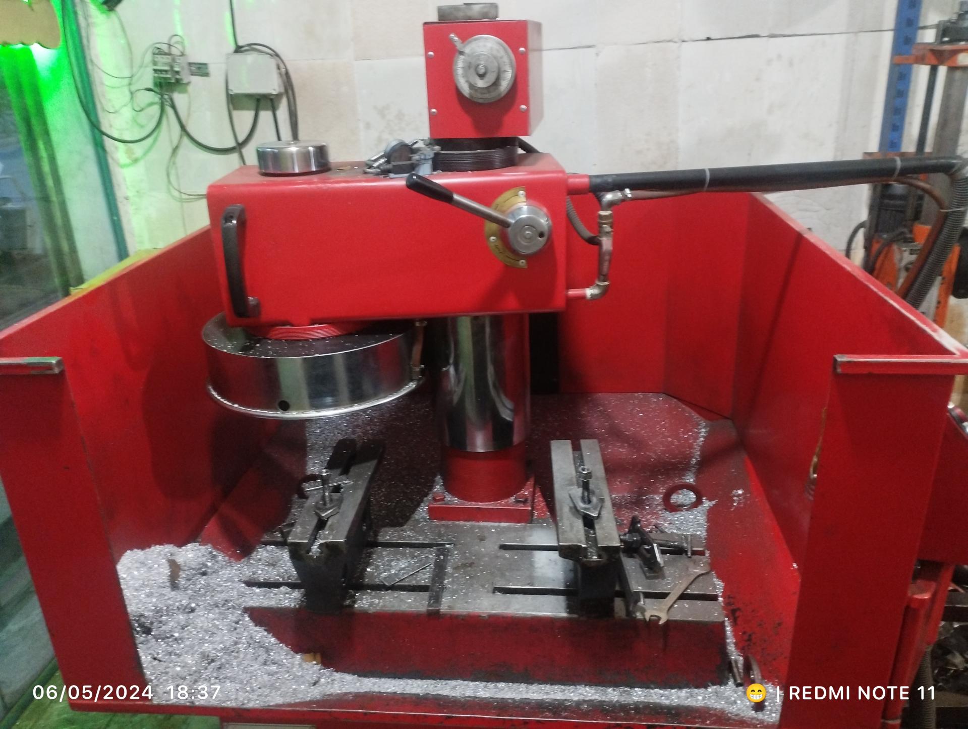 عکس تراشکاری سرسیلندر نوین صنعت