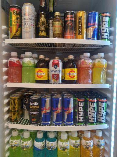 عکس مریخ مارکت(شکلات و پاستیل و تنقلات خارجی)