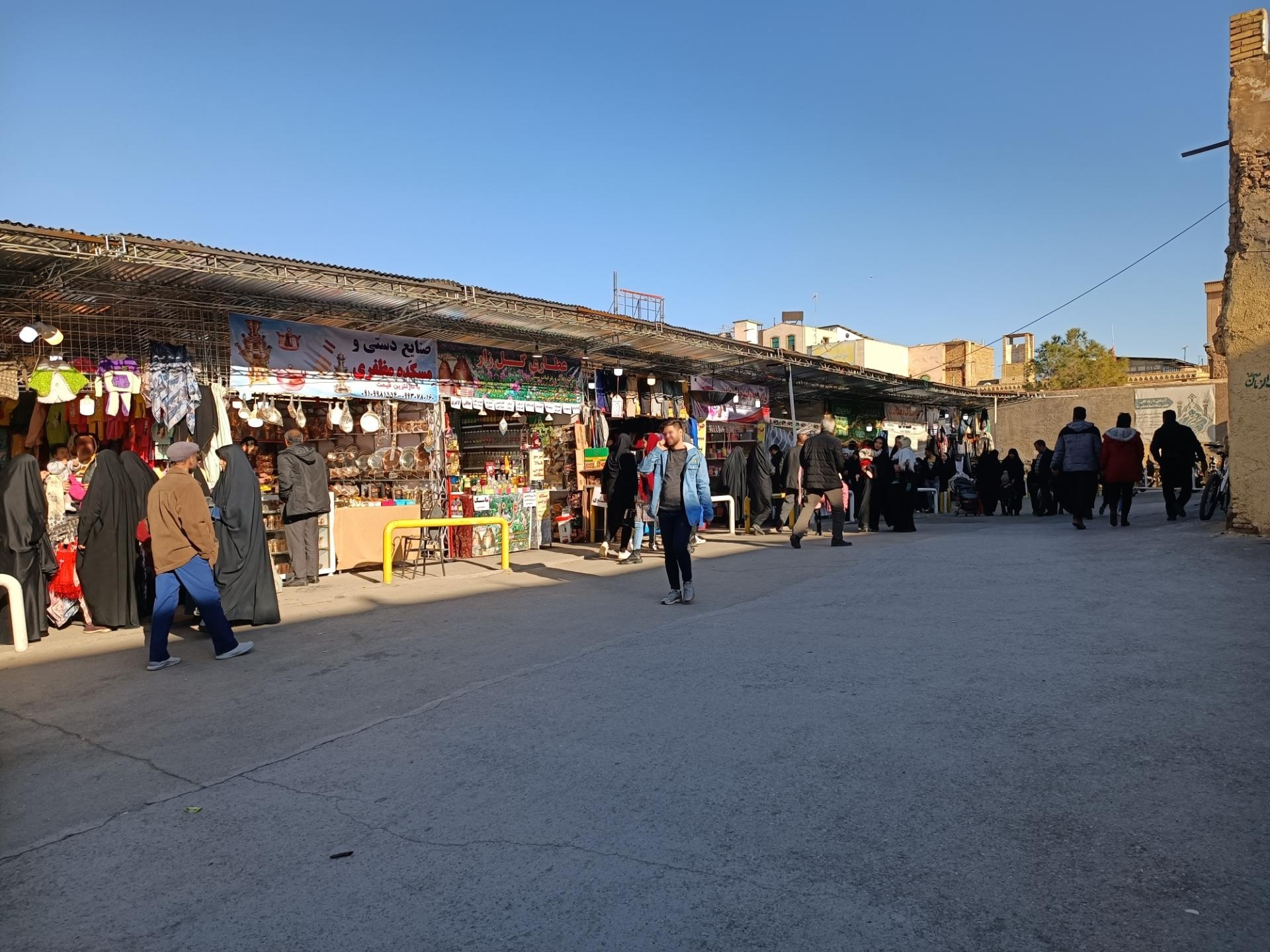 عکس بازارچه پارکینگ شرقی حرم