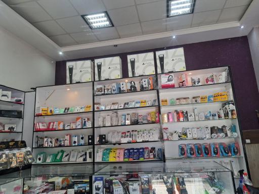 عکس فروشگاه محصولات فرهنگی و گیم نت پاسارگاد