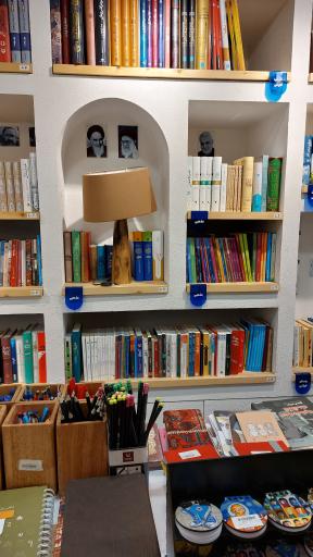 عکس کافه کتاب ماه