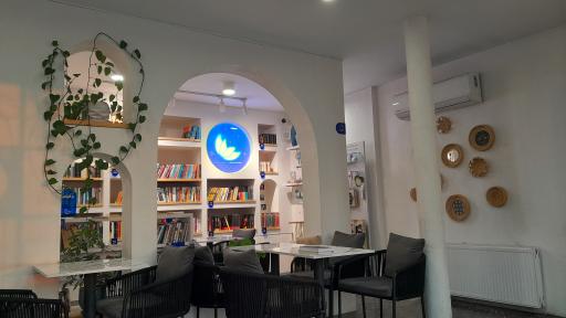 عکس کافه کتاب ماه