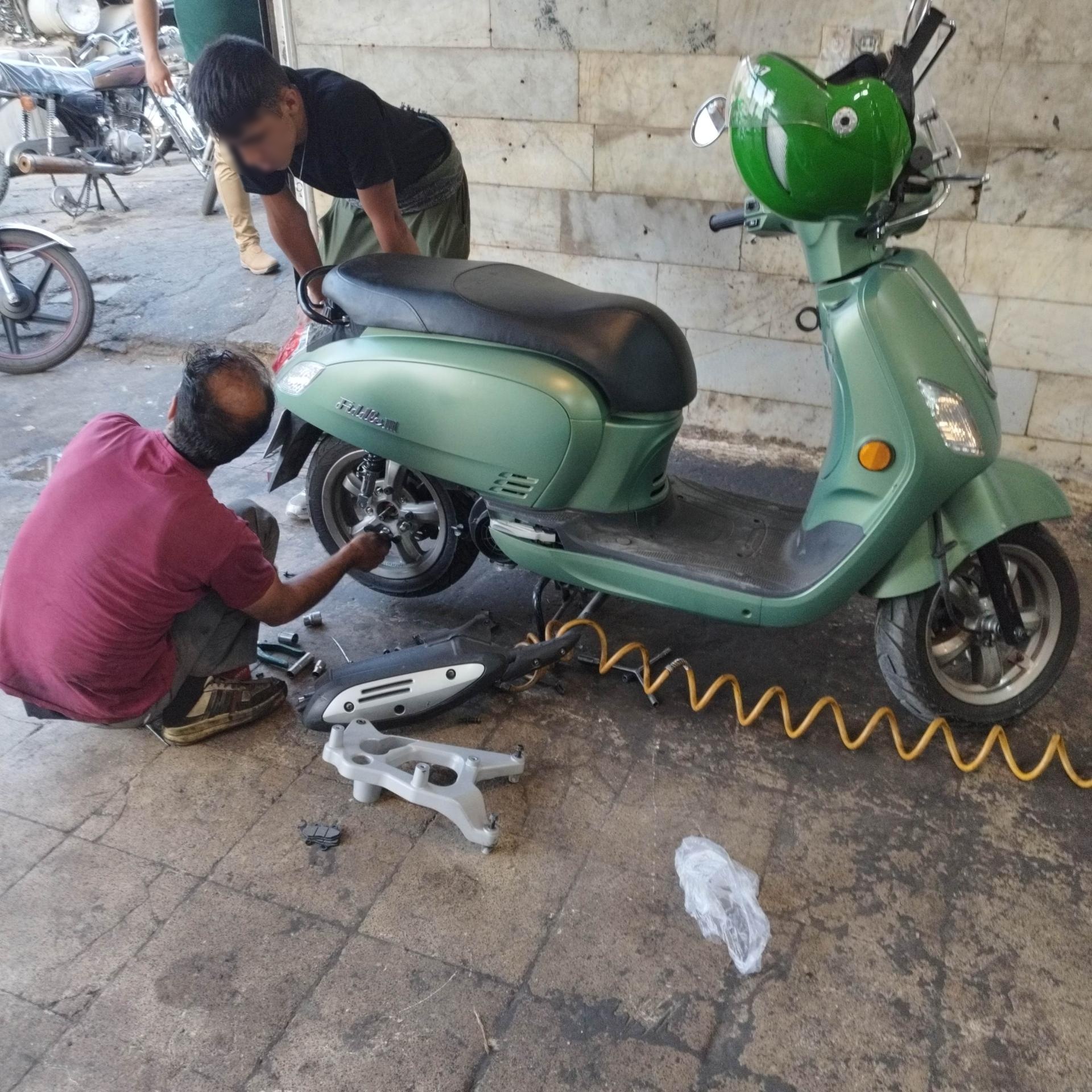 عکس تعمیرات موتورسیکلت کافیان