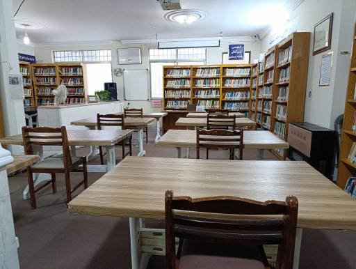 عکس سالن مطالعه و کتابخانه به زیستن 