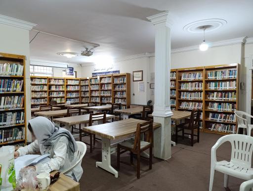 عکس سالن مطالعه و کتابخانه به زیستن 