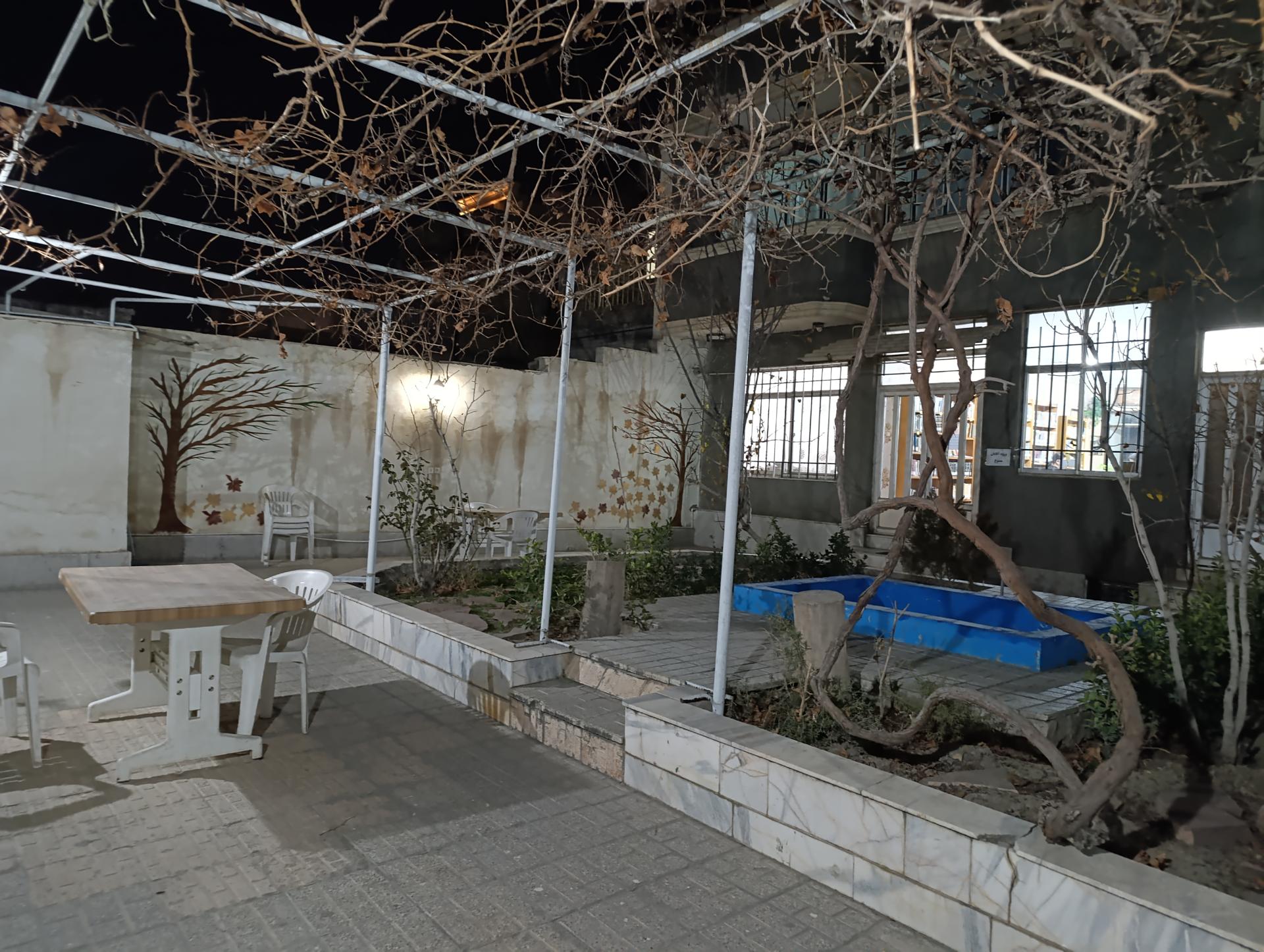 عکس سالن مطالعه و کتابخانه به زیستن 