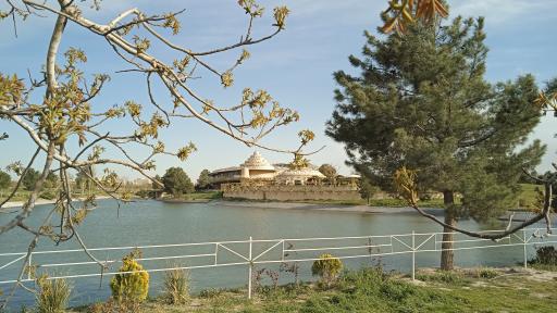 عکس دریاچه تفریحی کاخ شمس
