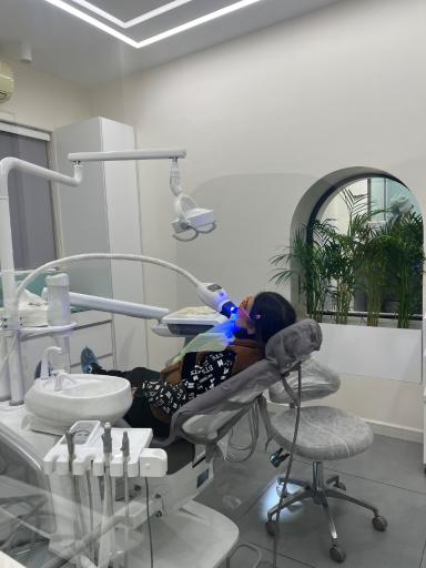 عکس دکتر مریم دامغانی متخصص دندان پزشکی