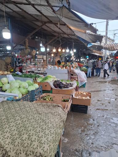 عکس بازار میوه و ماهی چالوس