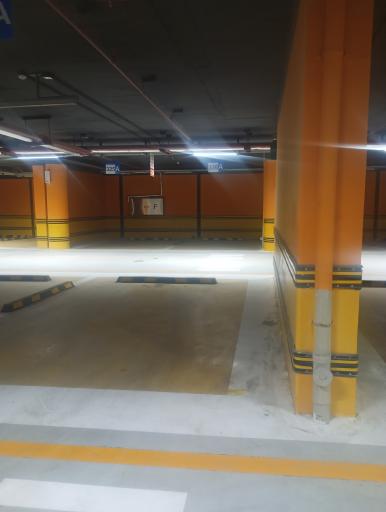 عکس پارکینگ هشت آباد 