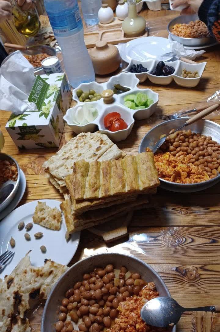 عکس صبحانه خوری خان