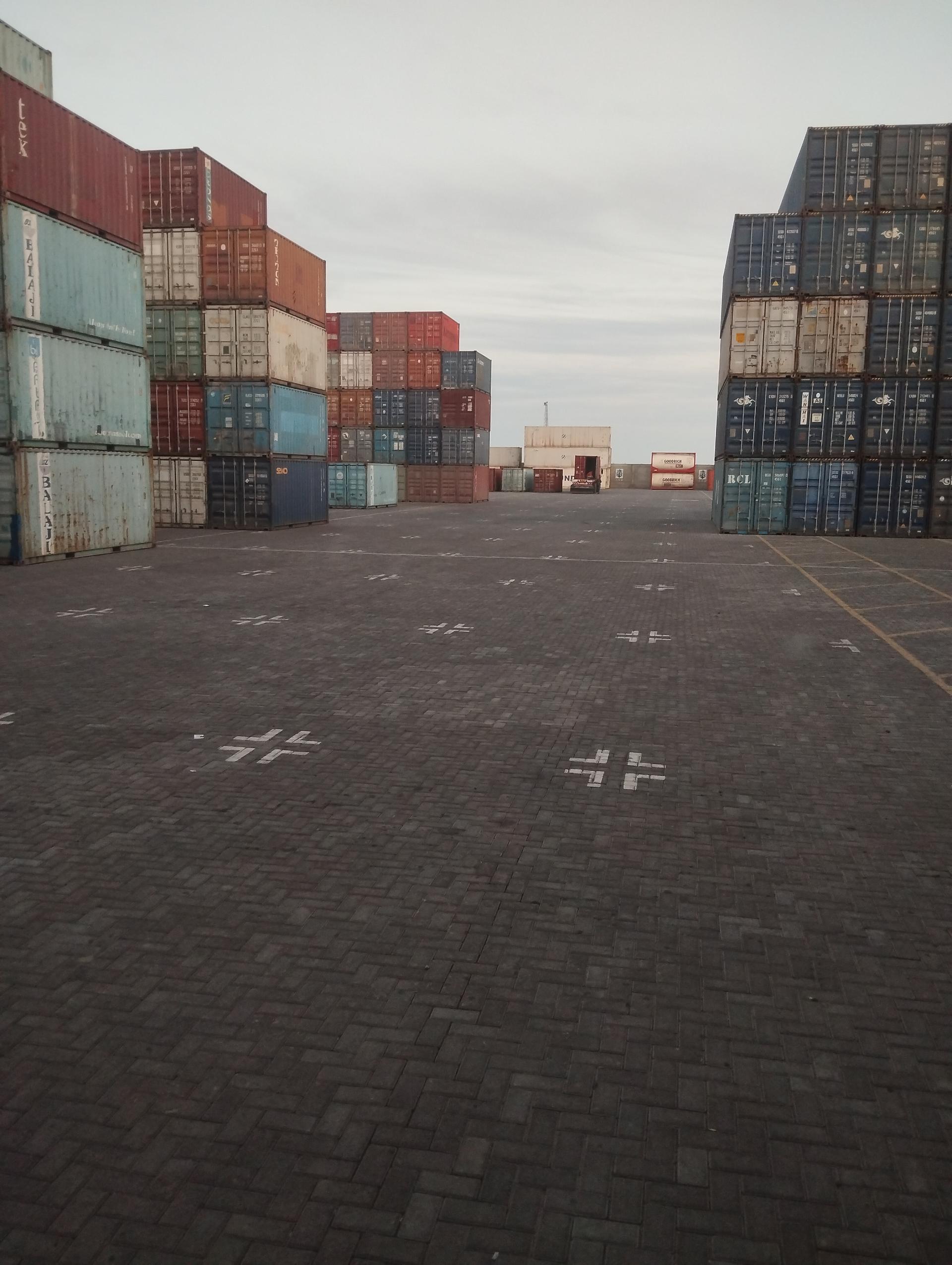 عکس محوطه کانتینری بحر و بر گستر پارس