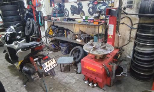 عکس تعمیرگاه موتور سیکلت خان