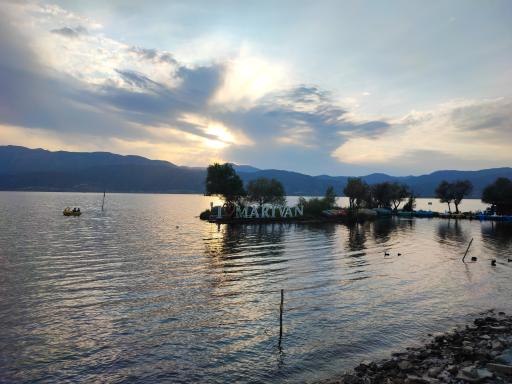 عکس دریاچه زریبار