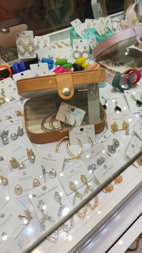 عکس مرکز پخش بدلیجات و کش و کلیپس شریفیان 