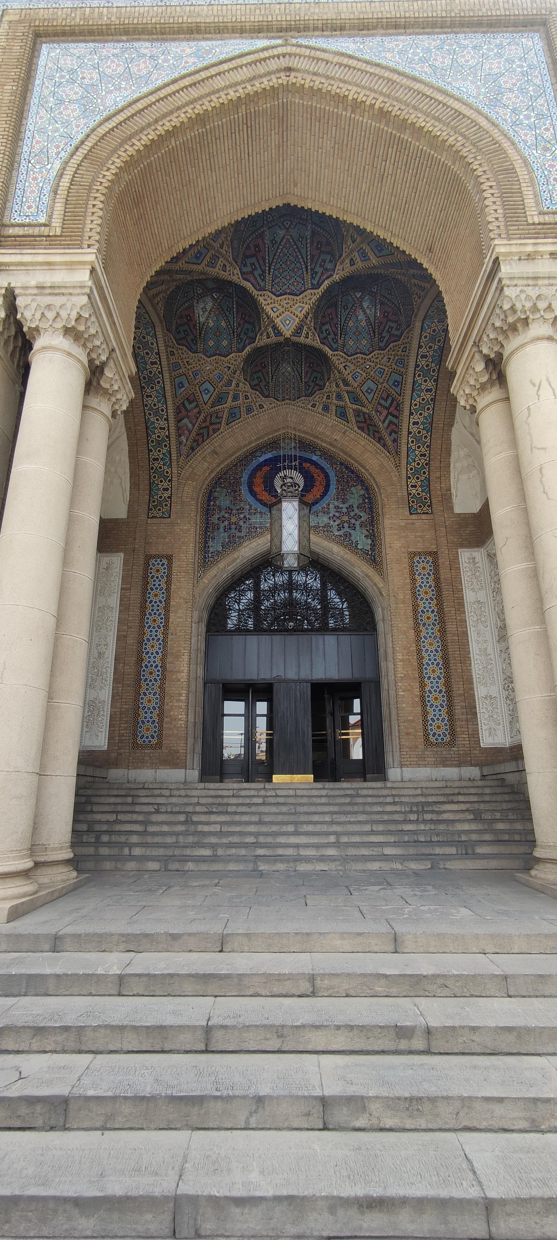 عکس بانک تجارت (میدان امام خمینی تهران)