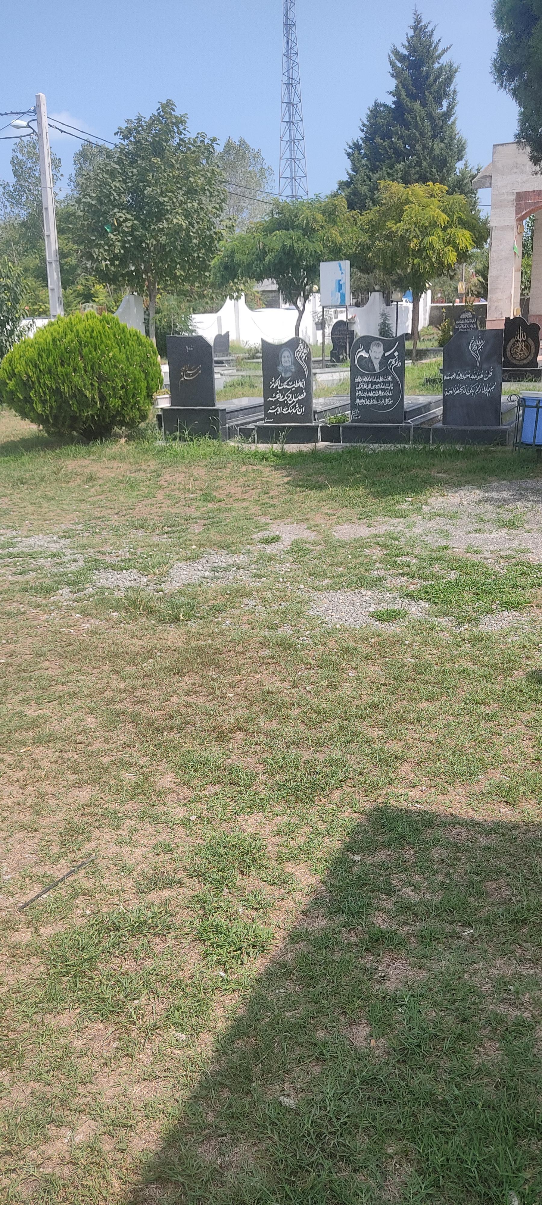 عکس گورستان کوچک محله