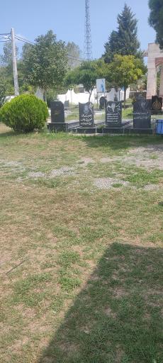 عکس گورستان کوچک محله