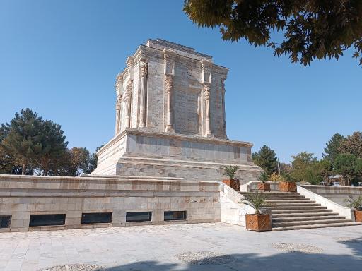 عکس ورودی آرامگاه فردوسی