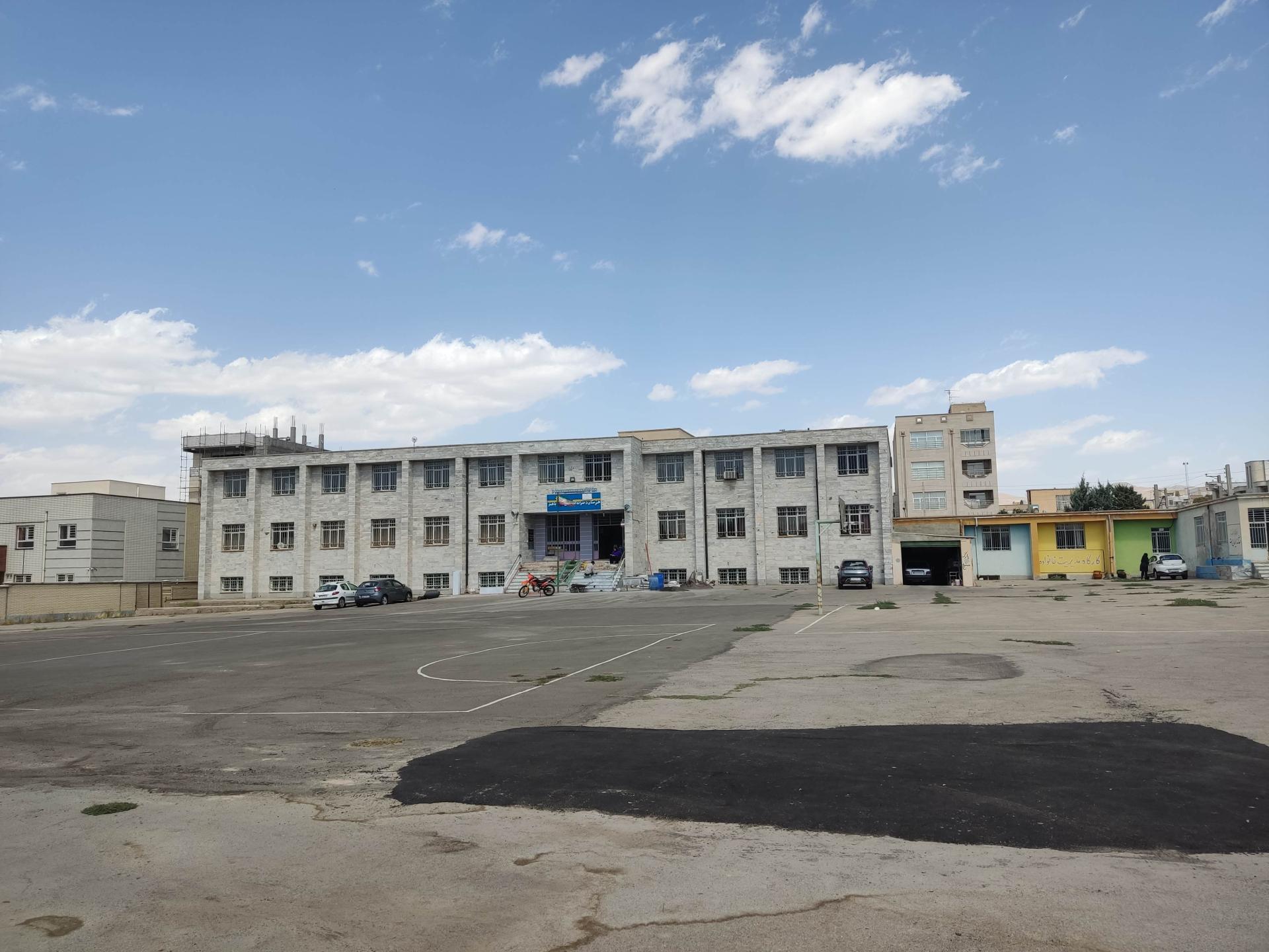 عکس هنرستان دخترانه شهید باهنر 