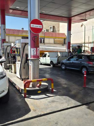 عکس پمپ بنزین قائم