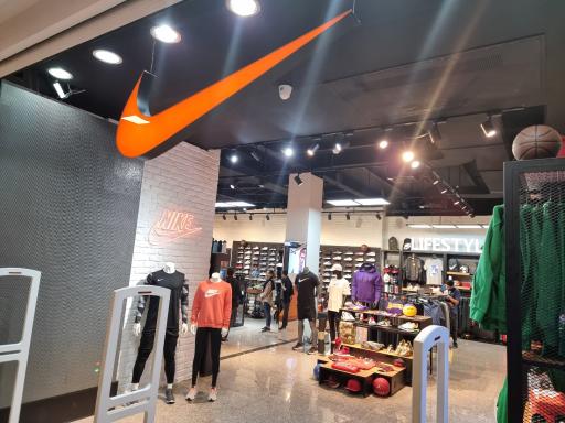 عکس فروشگاه نایک