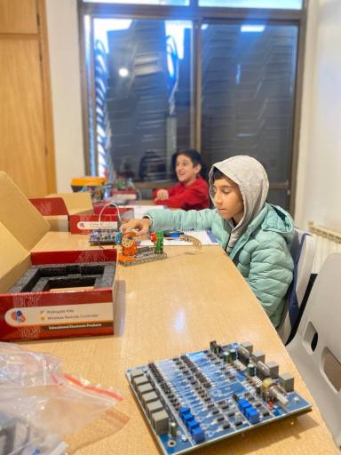 آموزشگاه رعدرباتیک