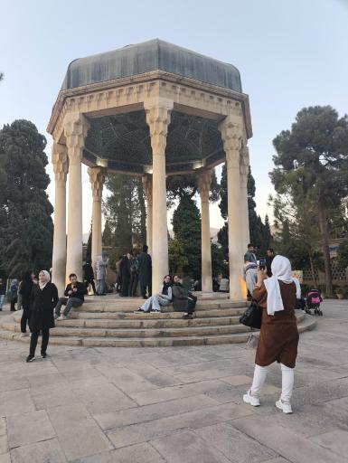 عکس آرامگاه حافظ شیرازی