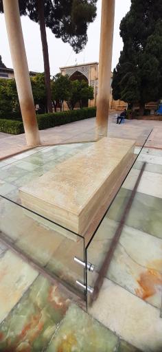 عکس آرامگاه حافظ شیرازی