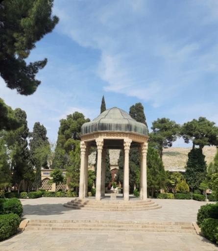 عکس آرامگاه حافظ شیرازی