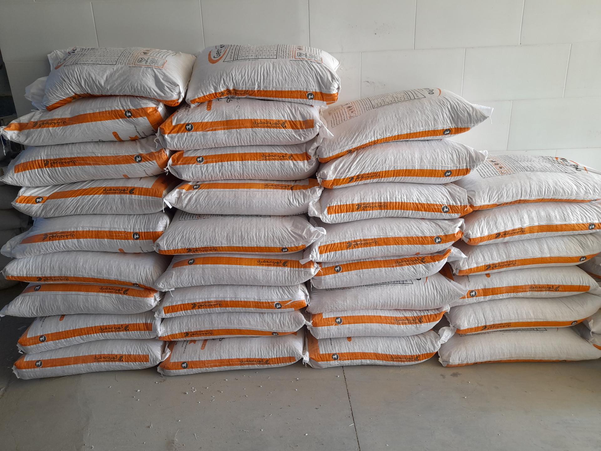 عکس خوراک‌ دام‌ و پرنده پیرگزی