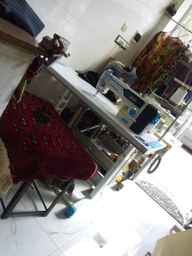 عکس تعمیر چرخ خیاطی رضا