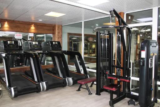 عکس آکادمی ورزشی سپید