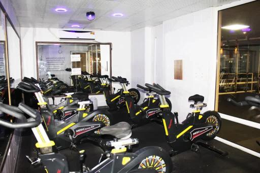 عکس آکادمی ورزشی سپید