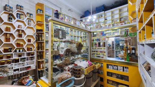 عکس عطاری و گیاهان دارویی ابن سینا