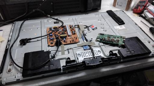 عکس خدمات صوتی و تصویری توس الکترونیک 