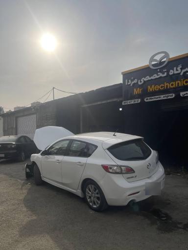 مستر مکانیک تعمیرگاه مزدا