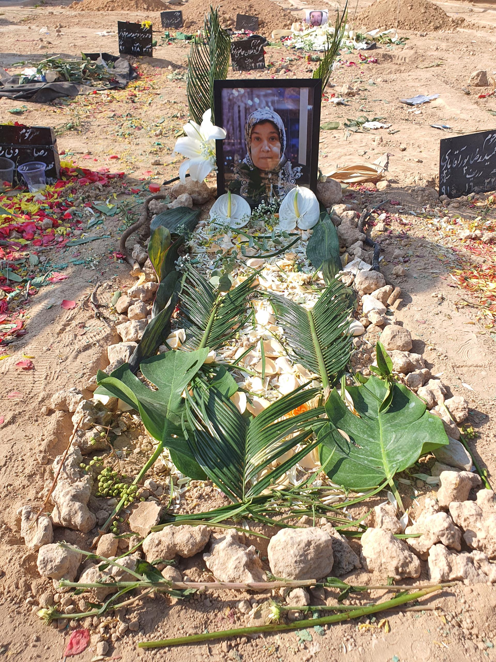 عکس مزار افسانه طاهری مندرجانی