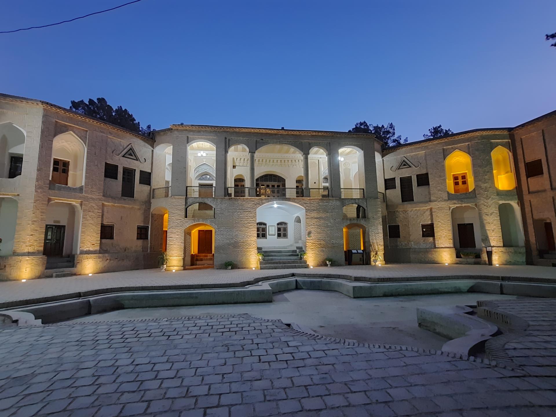 عکس باغ و عمارت جهانی اکبریه