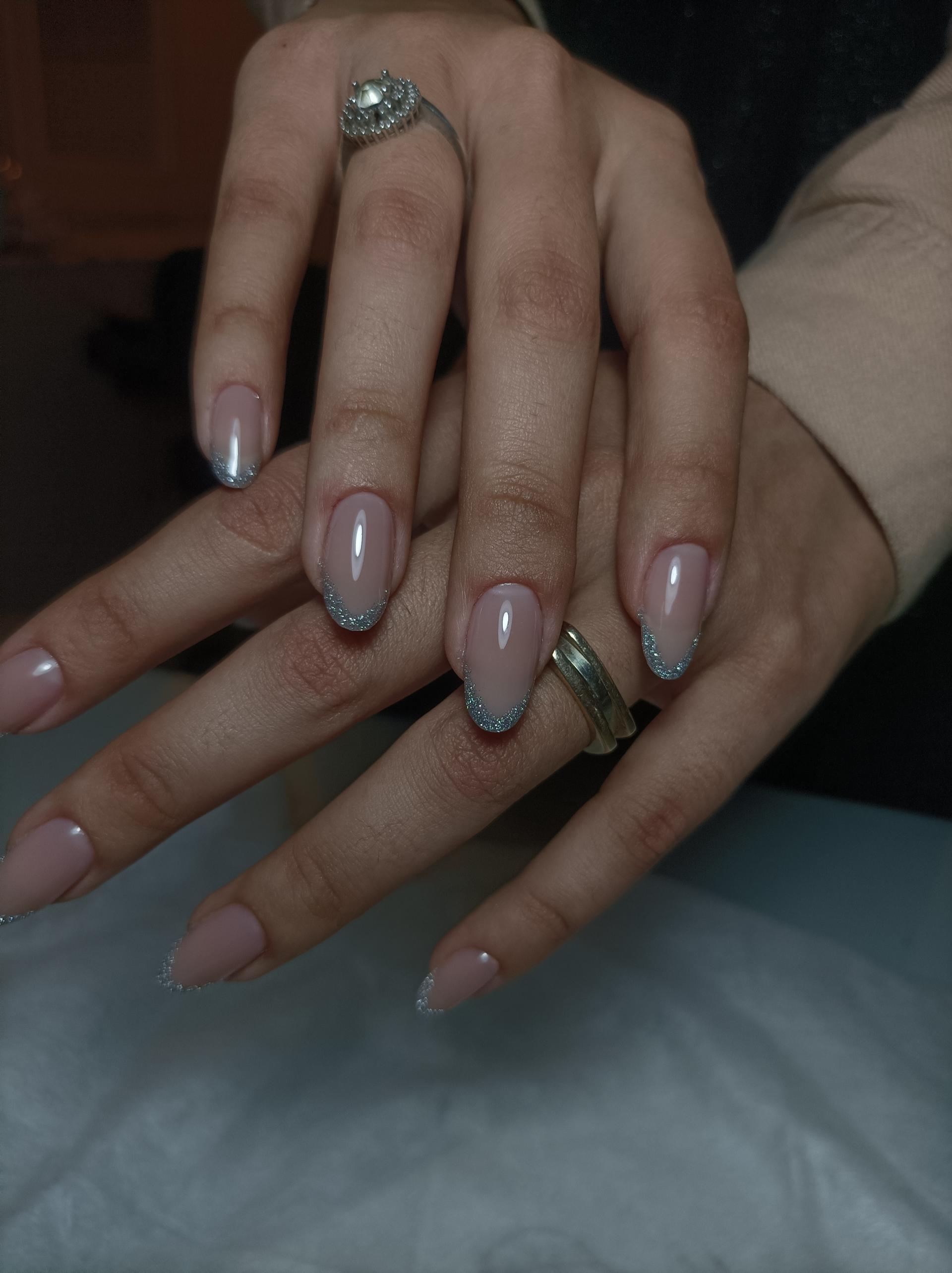 عکس سالن کاشت ناخن 