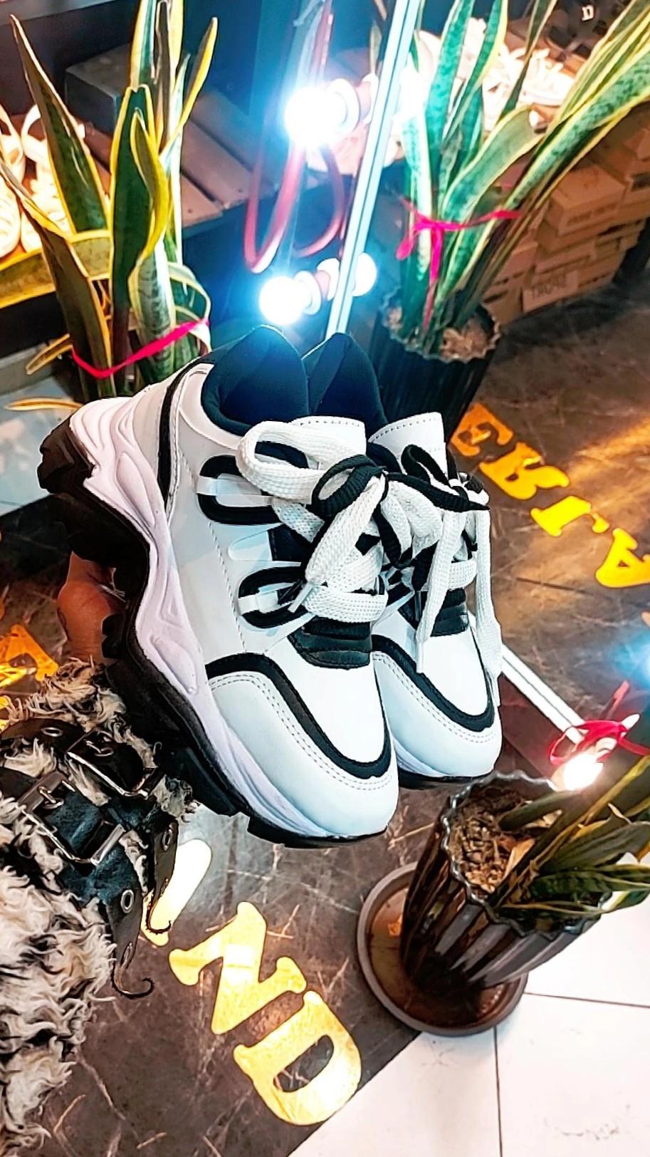 عکس فروشگاه کفش و کتونی برلند