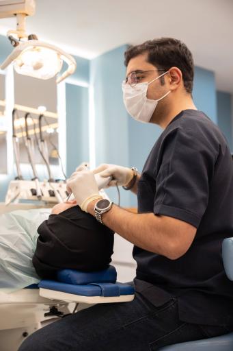 مطب دکتر سروش مختاری متخصص پروتز و ایمپلنت دندان