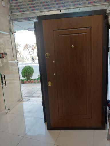 عکس فزوشگاه کلاسیک درب