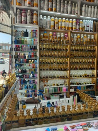 عکس فروشگاه عطر و آرایشی برند