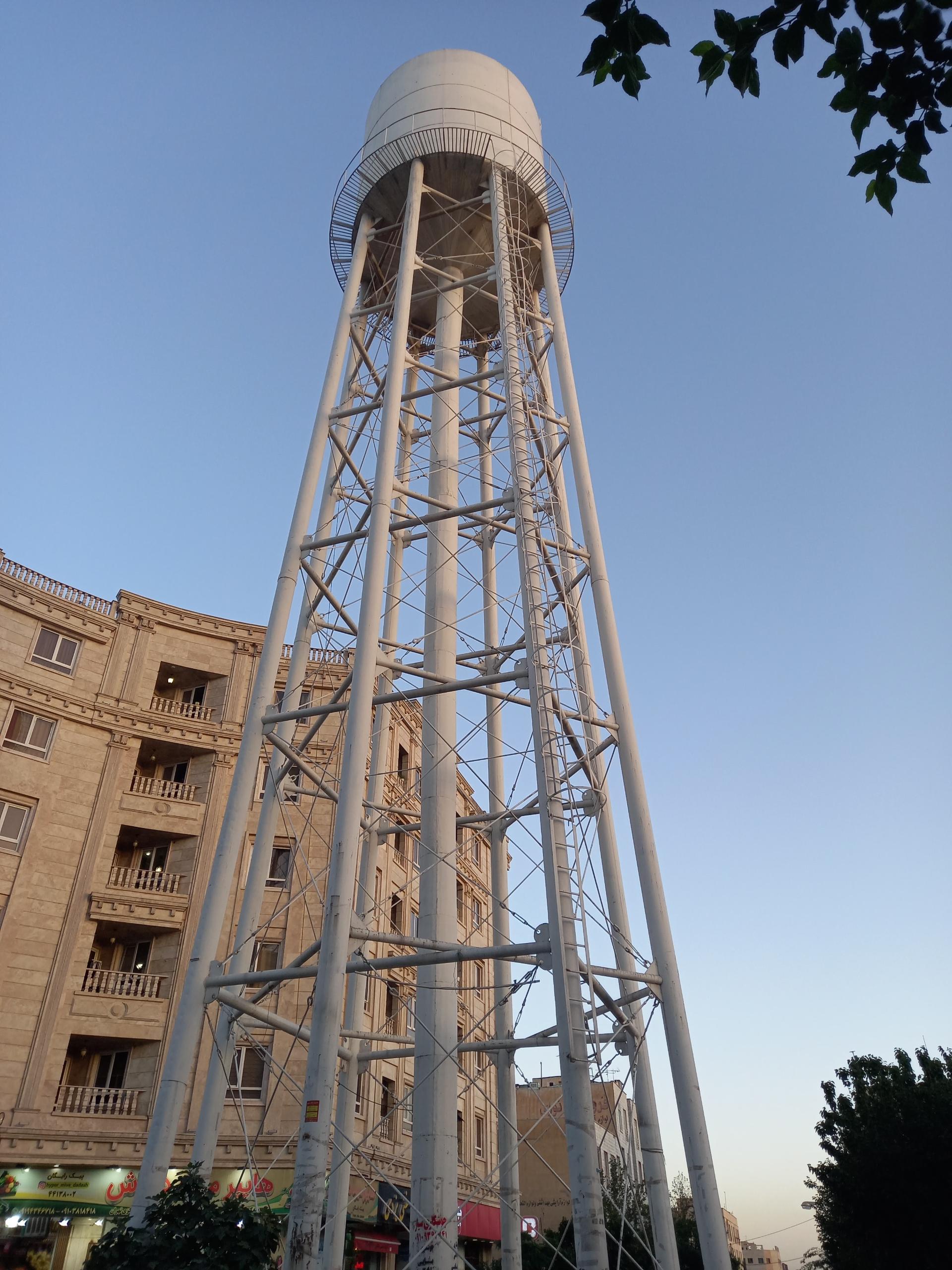 عکس میدان منبع آب