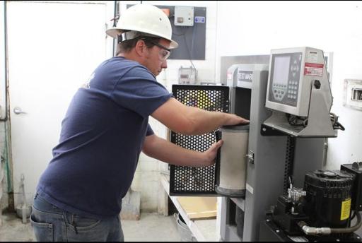 عکس آزمایشگاه خاک آزمایش بتن جوش میلگرد فورجینگ (هامون خاک)