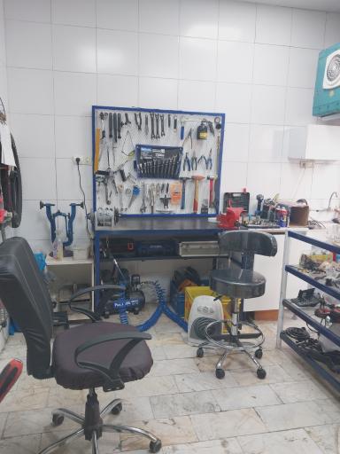 عکس تعمیرگاه و فروشگاه دوچرخه بلوط