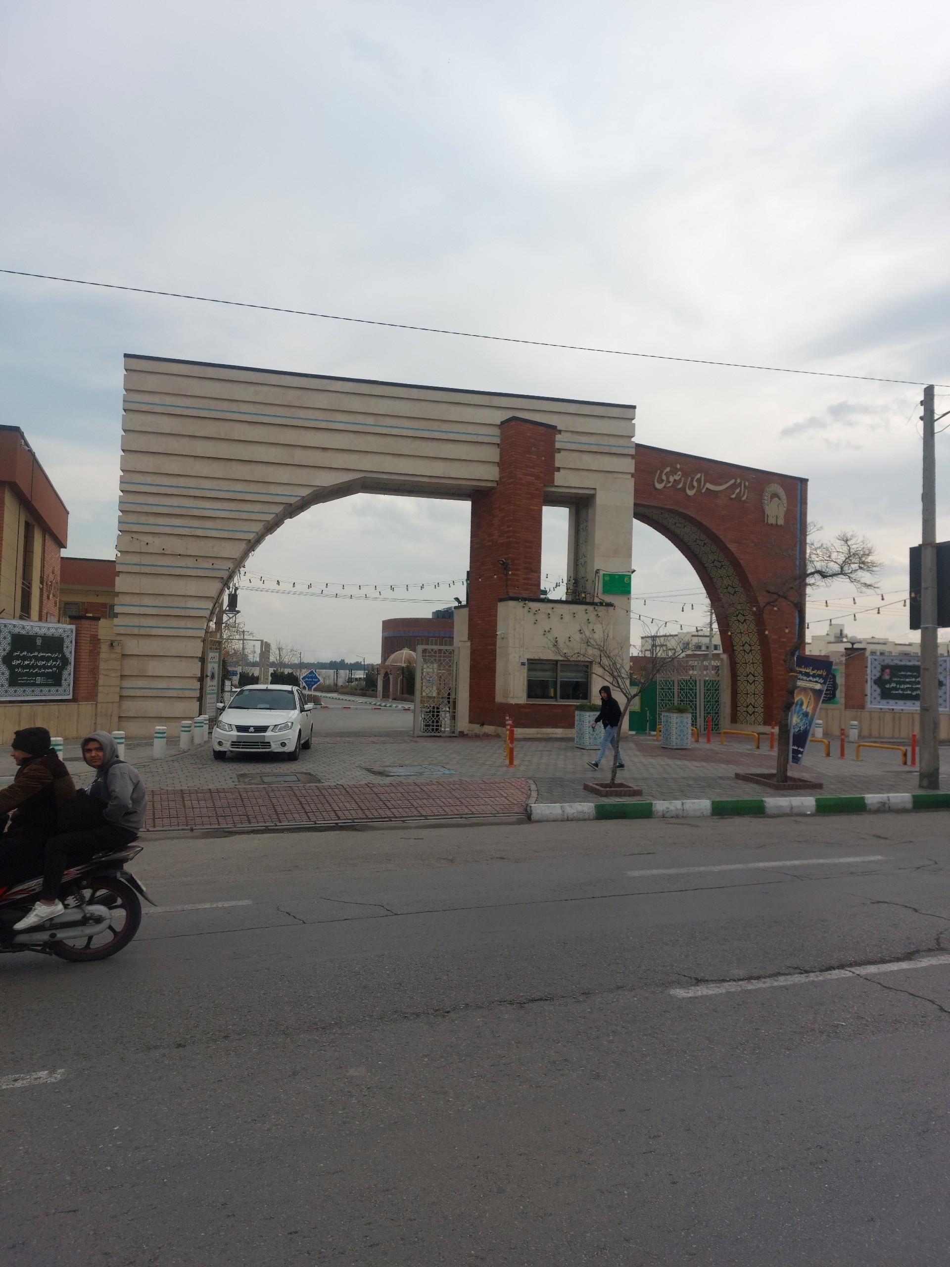 عکس زائر سرای رضوی